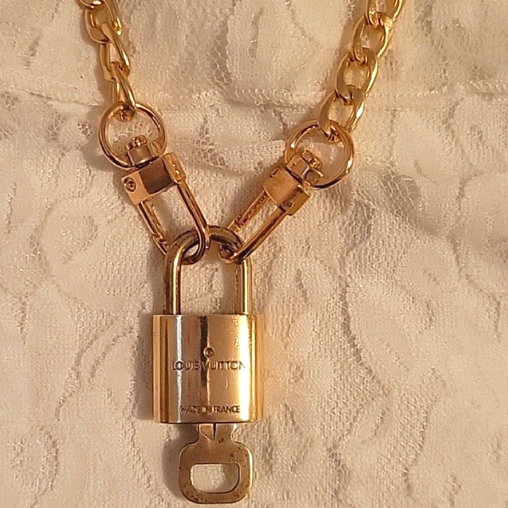 🔐 Louis Vuitton #309 LV Padlock & Key Set w/ Curb Link Gold-tone Necklace NEW! - Picture 4 of 7